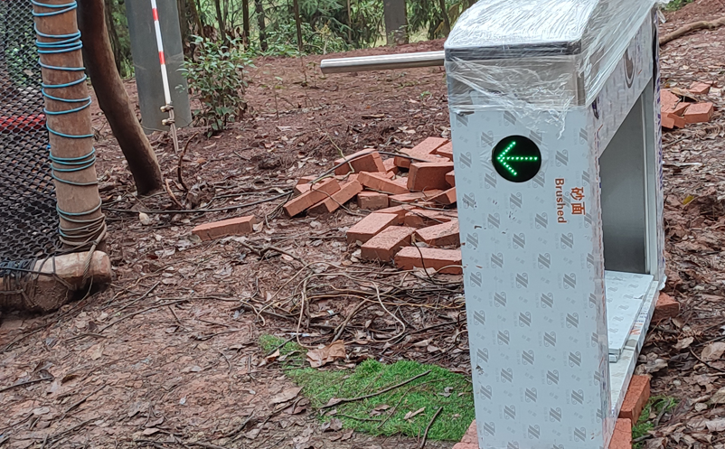 易景通工作人員在四川歡樂(lè)叢林景區(qū)叢林樹(shù)網(wǎng)項(xiàng)目處智能檢票閘機(jī)安裝圖g