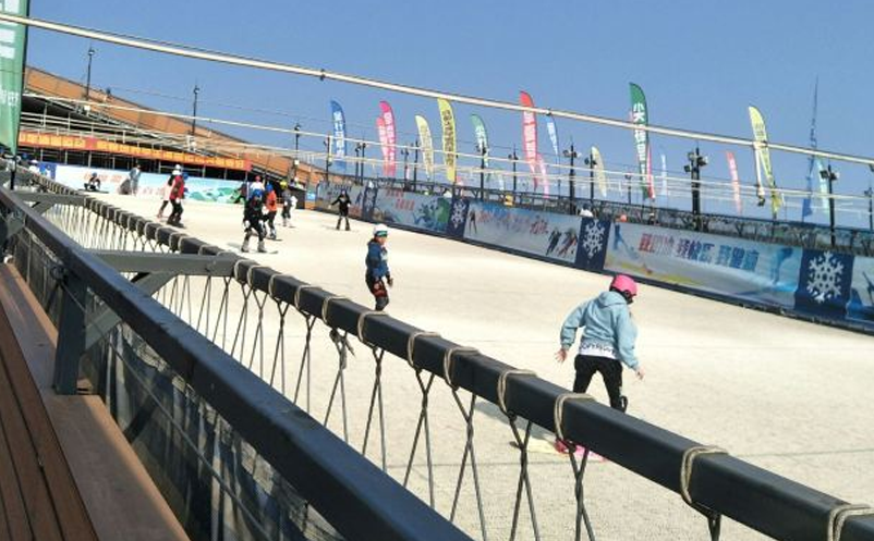 成都新都尖峰旱雪四季滑雪場