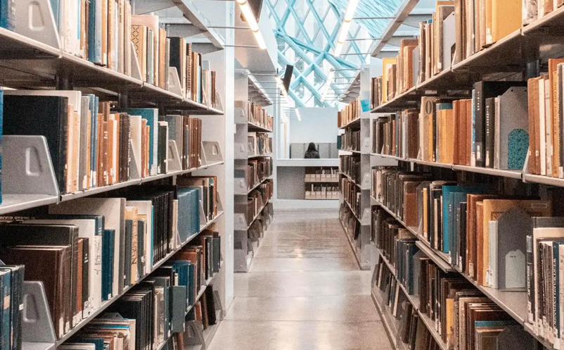 在文旅融合背景下，圖書(shū)館的創(chuàng)新發(fā)展契機(jī)也越來(lái)越顯著和突出